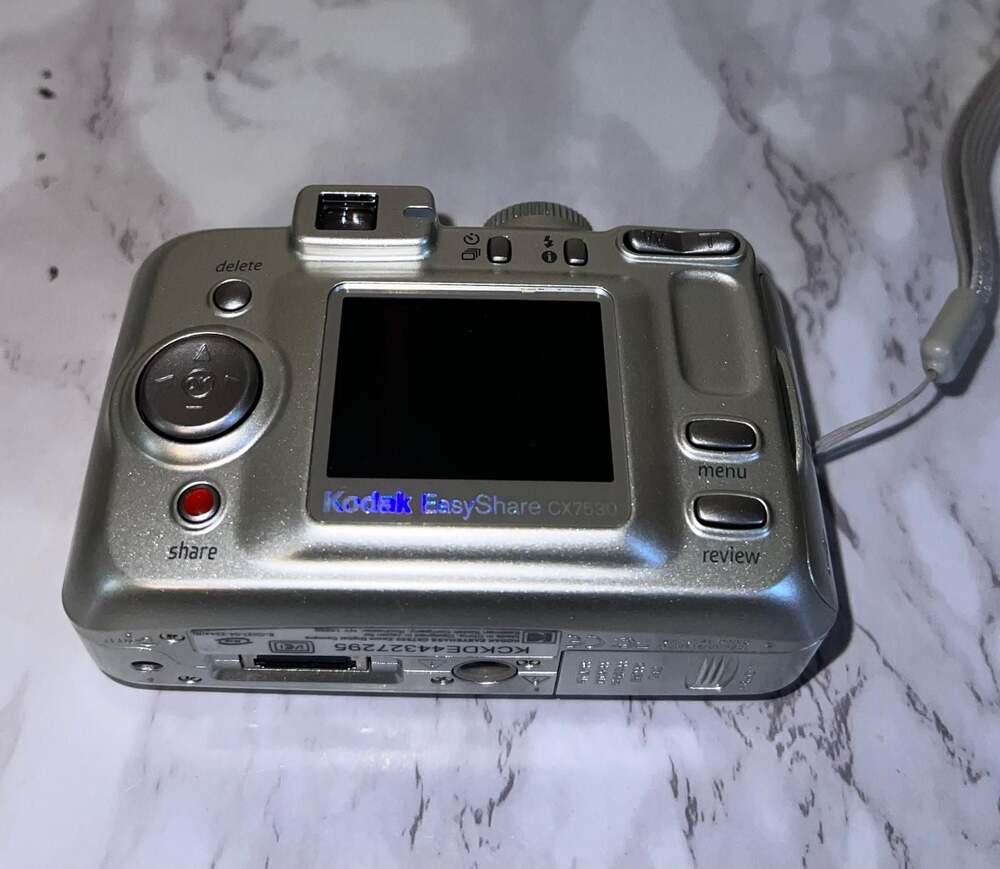 Kodak EasyShare CX7530 5.0MP Digital Camera - Silver - Picture 8 of 12